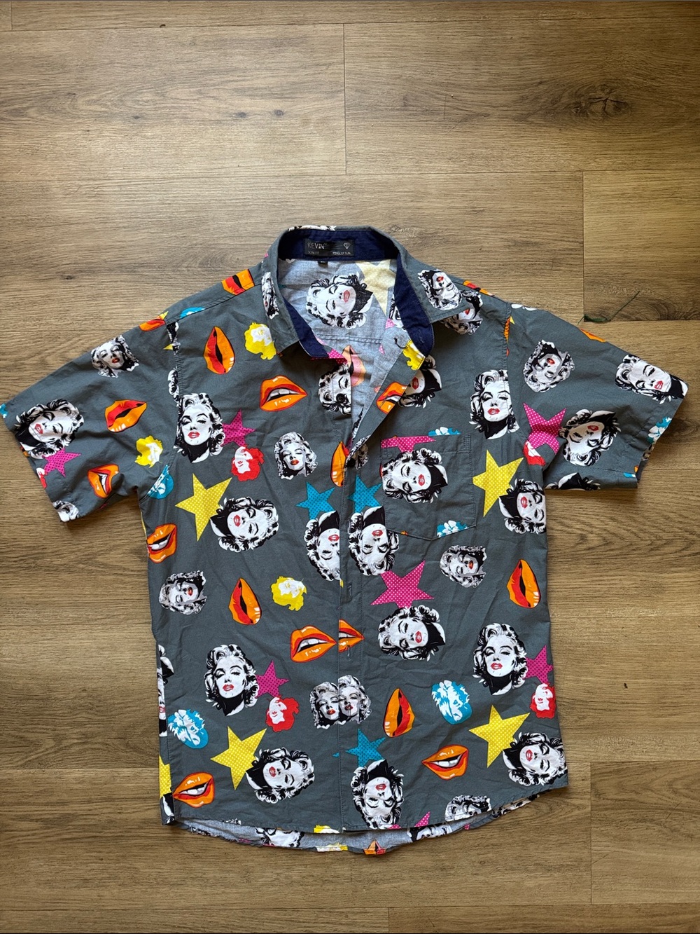 Casual Short-Sleeve Button-Down Shirt in Gray with Pop Art Print
